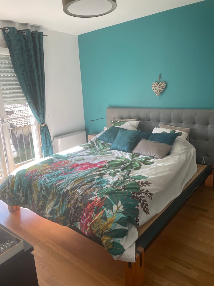 Спалня с суперголямо двойно легло,
климатик