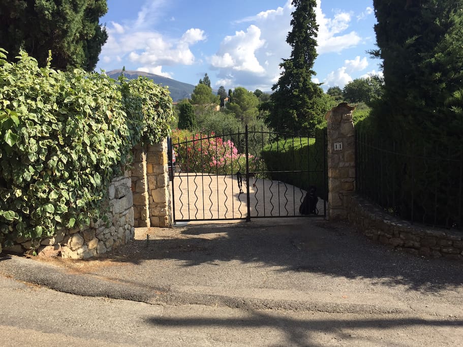 Entrance to estate of 5000M2