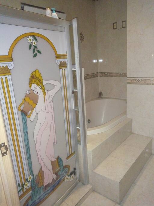 Baño privado con regadera y jacuzzi