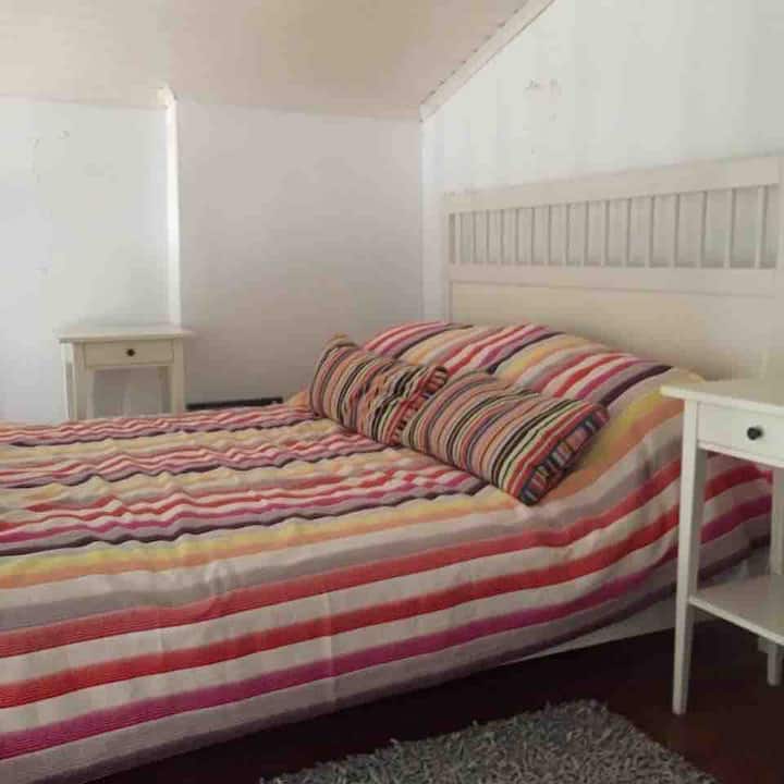 يقع السرير بحجم كينغ في مستوى المسندرا مع البالسترادات المفتوحة والخطوات إلى مستوى المعيشة/النوم الثاني.