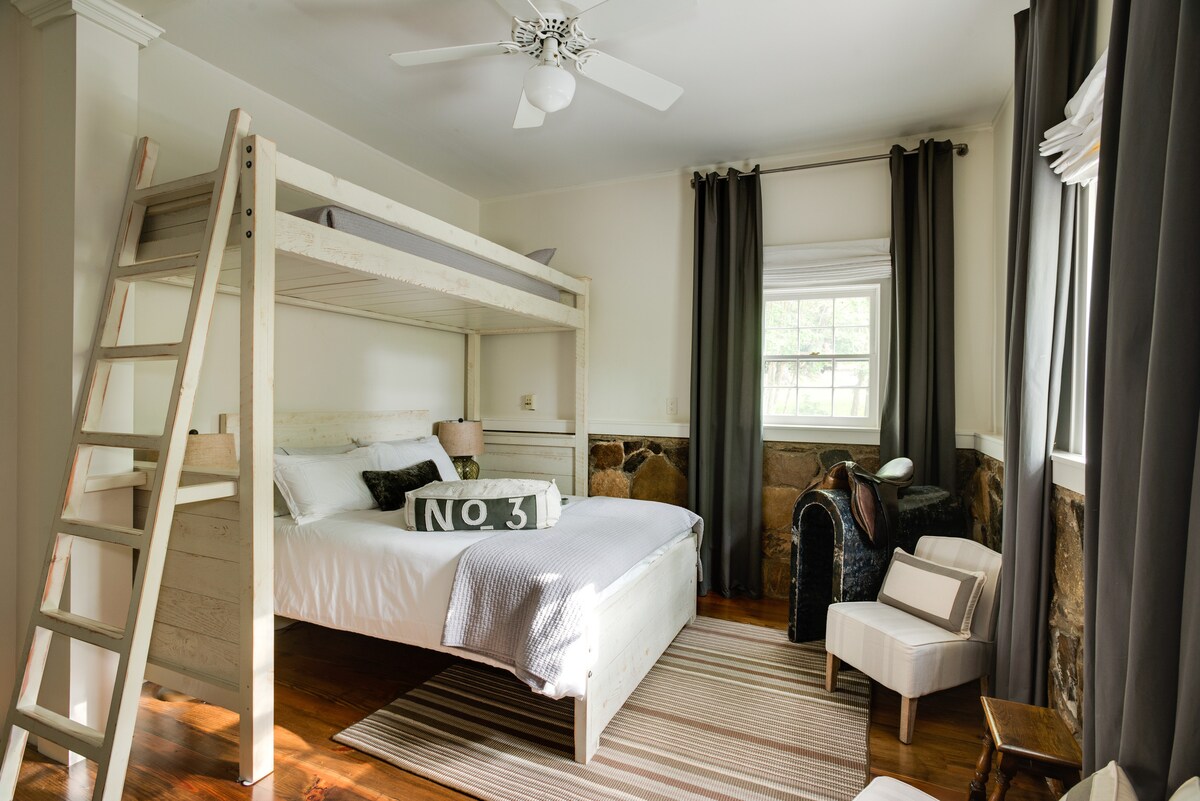 Спална соба на првиот кат со брачен кревет (широк 150-179 см), брачен кревет (широк 110-179 см) и трет единечен кревет (широк 110-179