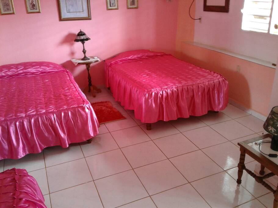 Habitación 3 , con 3 camas matrimoniales y una personal