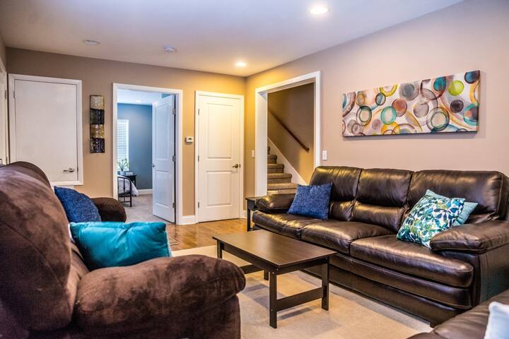 Single Family Home 2 Miles to Downtown -12 Beds gallery image 4