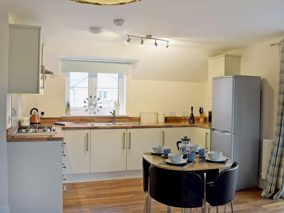 Fully equipped kitchen with washer/tumble dryer
