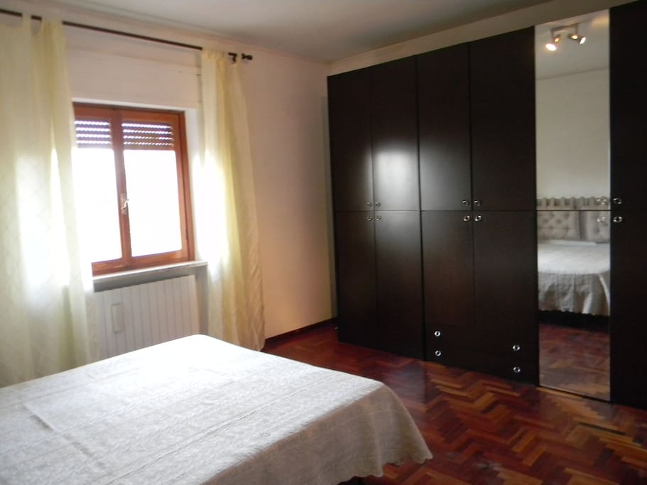 Camera matrimoniale più letto a castello totale 4 posti letto grande armadio a muro con specchio pavimento parquet rovere esposizione est
