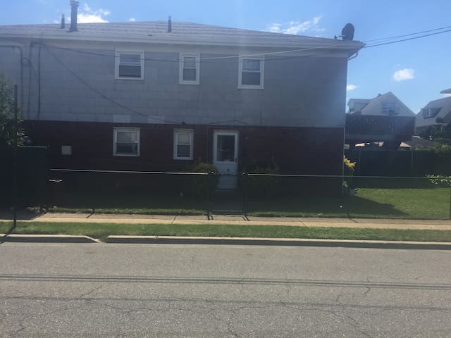 Quiet cozy apartment in rockaway beach