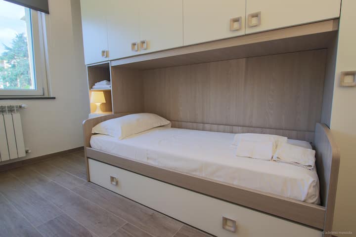 غرفة بسرير واحد