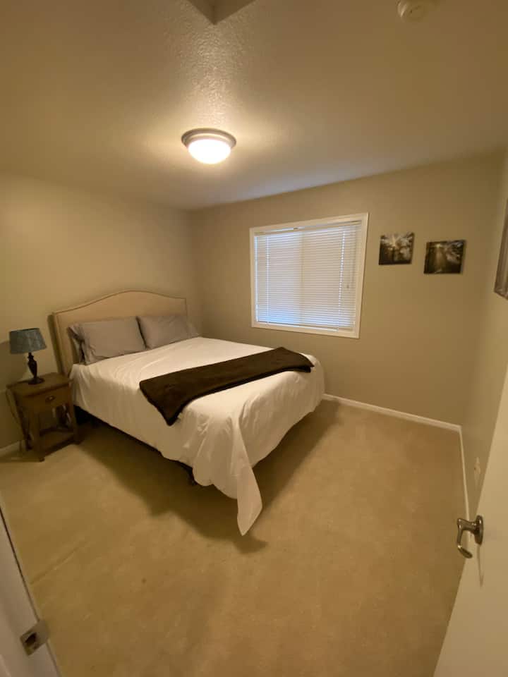 Მეორე საძინებელი ორადგილიანი კარით დიდი კარადითა და ორადგილიანი საწოლით.