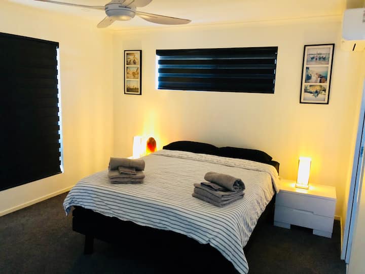 Chambre principale avec miroirs du sol au mur. Volets électriques, climatisation et ventilateur.