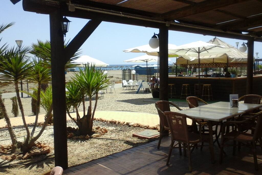 Club con restaurante y piscina frente al mar
