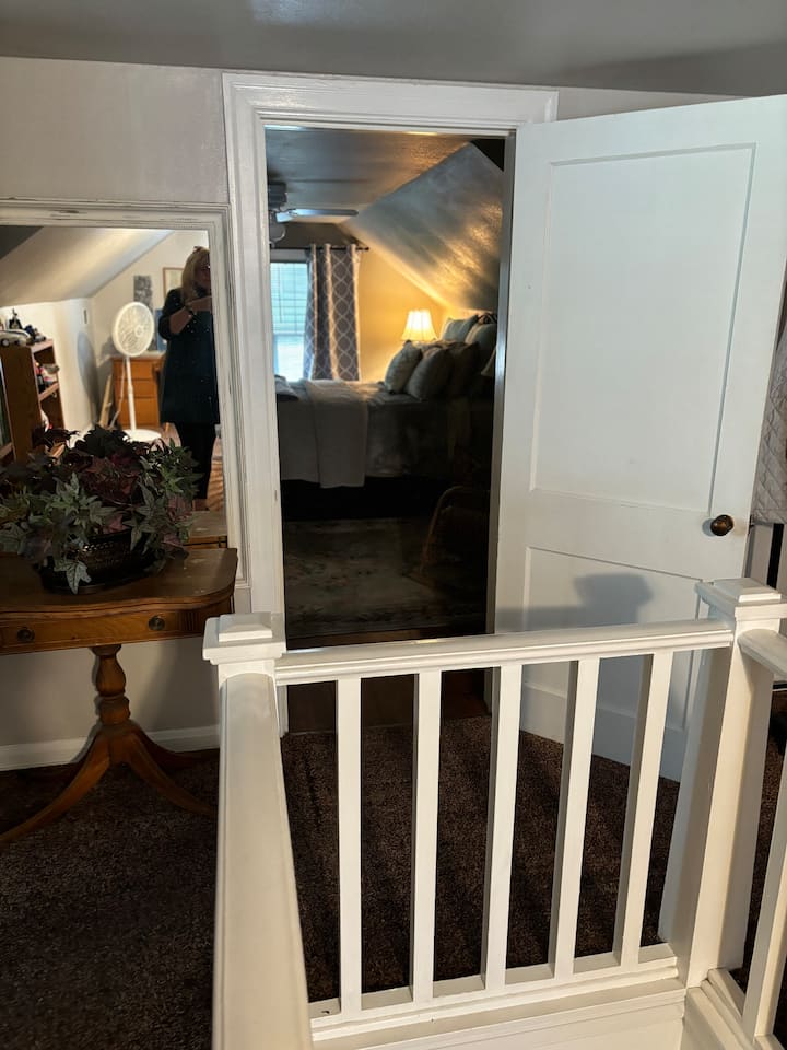 วิวห้องนอนชั้นบนผ่านทางเข้าประตู