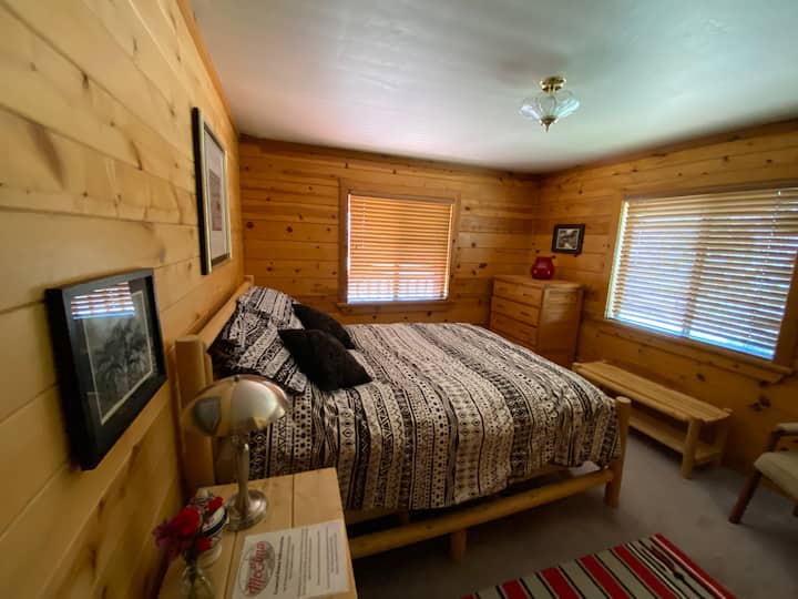 La stanza n. 2 ha un letto a due piazze e si trova al piano principale della casa