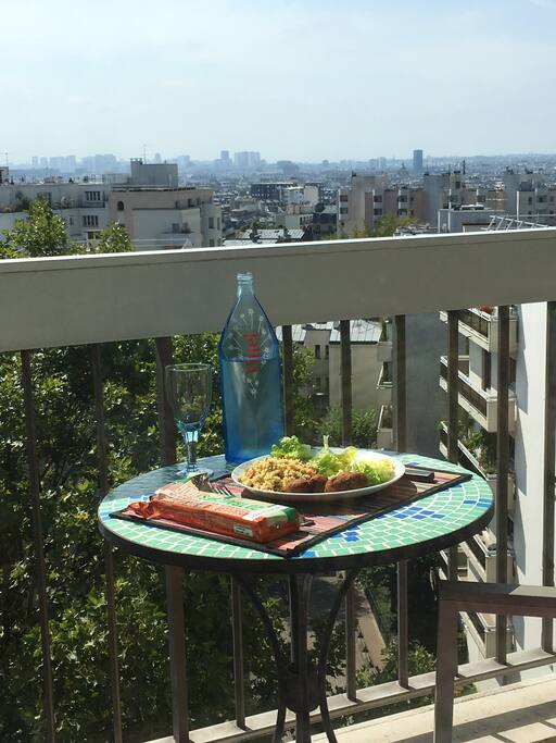 Balcon orienté sud. Vue sur paris