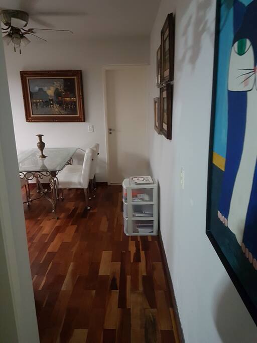 Piso de madeira e decoração completa