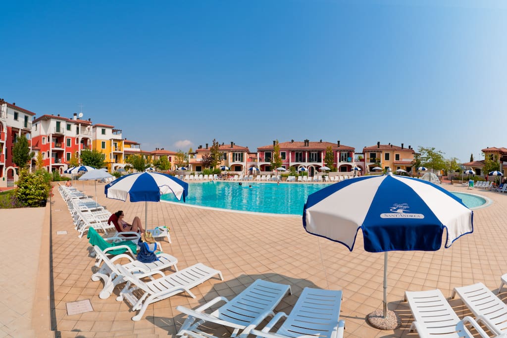 piscine zona solarium con lettini