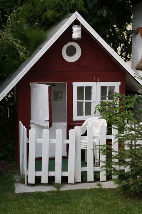 Spielhaus im Garten / little wendy house in the backyard