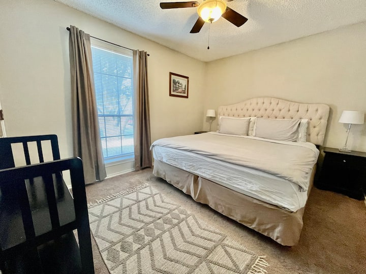 חדר שינה שני עם מיטת קינג סייז וא