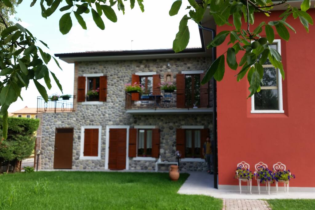 L'esterno del nostro B&B immerso nel verde