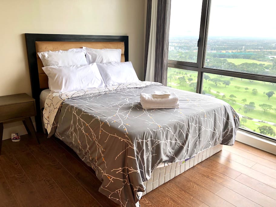 Bedroom with a fantastic Manila Golf Views