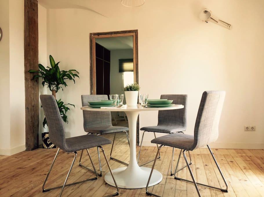 Salón comedor con vistas a la bahía