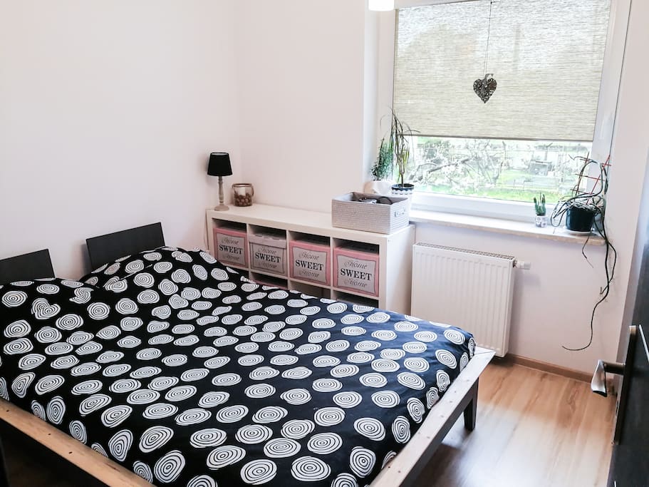Bedroom with big bed for 2 / Sypialnia z dwuosobowym łóżkiem