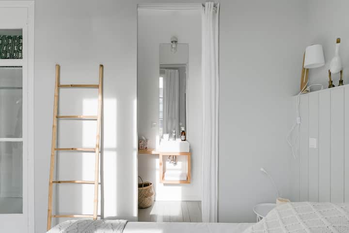 Собата за патки, на горниот кат, со туш кабина (тоалет,туш, мијалник) 