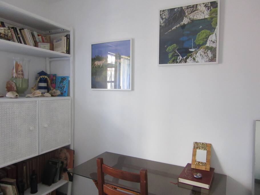 petite bibliothèque et bureau