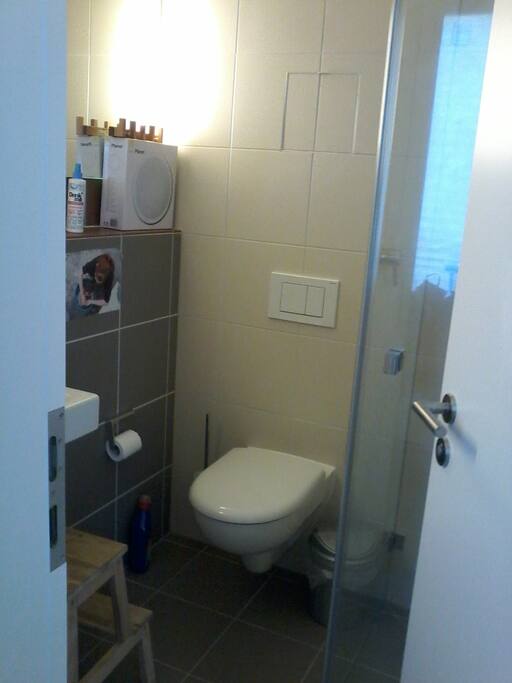 Kleines Bad mit Dusche/small bathroom with shower