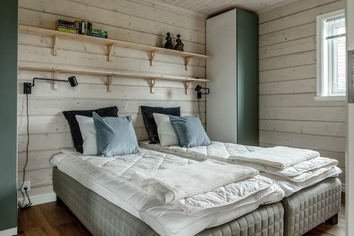 חדר שינה גדול עם מיטה זוגית מחולקת (שתי מיטות 90 ס"מ)