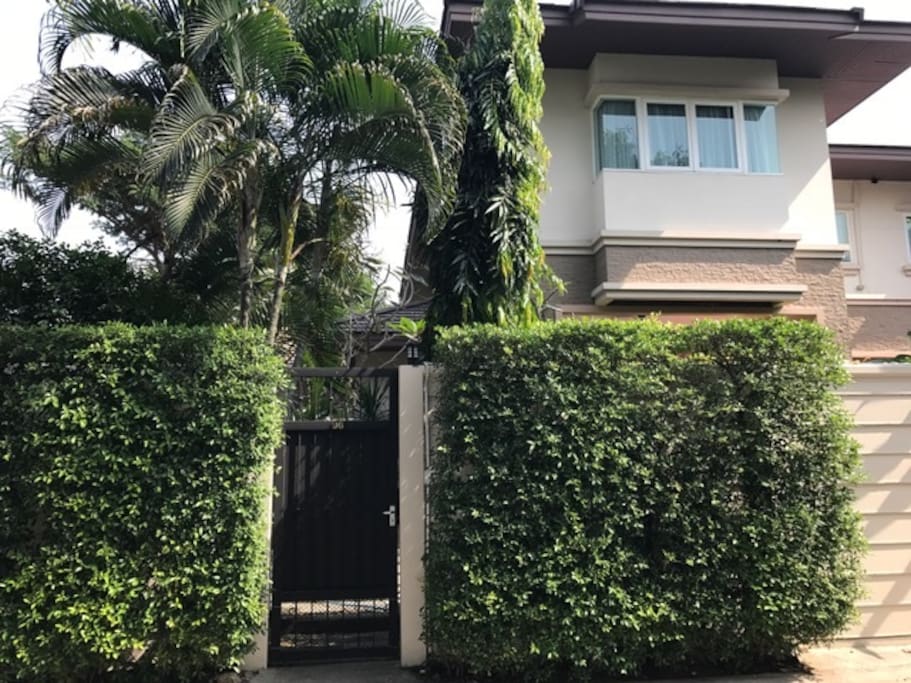 Small side gate entrance