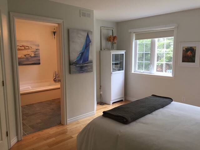 Lavender Manor. Minutes from Beach! gallery image 5