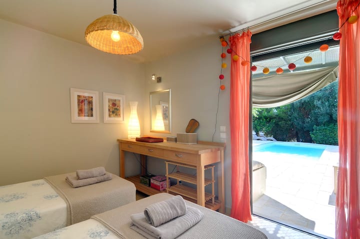 dormitorio doble en planta baja con acceso directo a la piscina