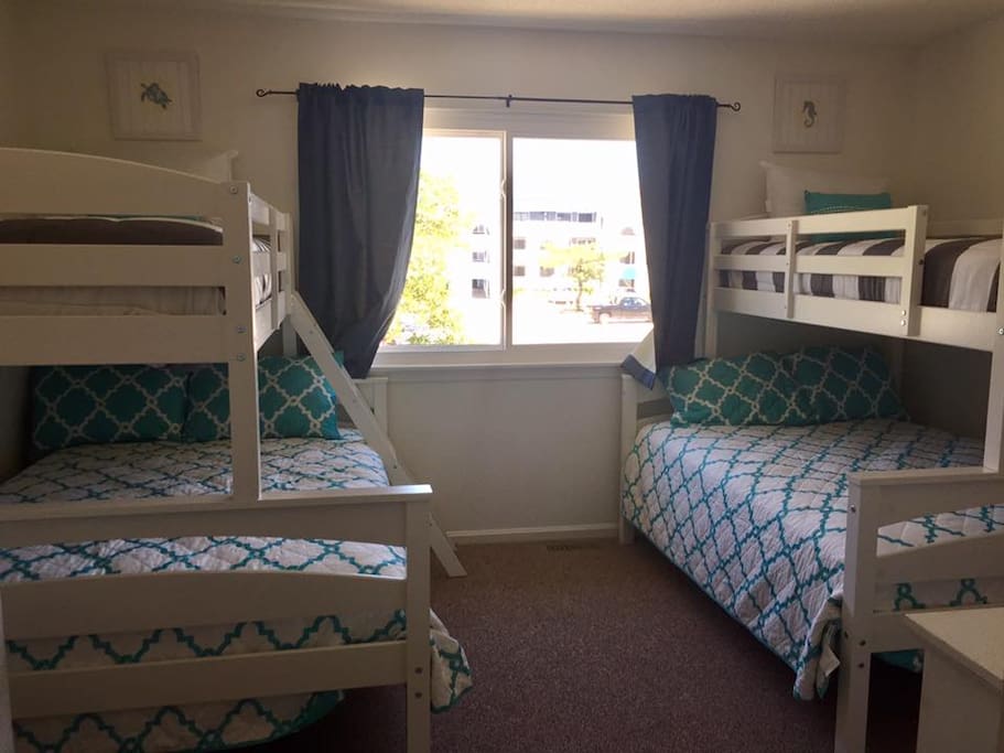 Guest Room: Two twin over full beds