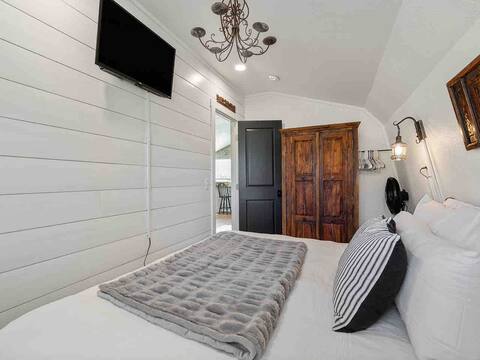 Cozy Country Guesthouse w/ view; 5 min from town