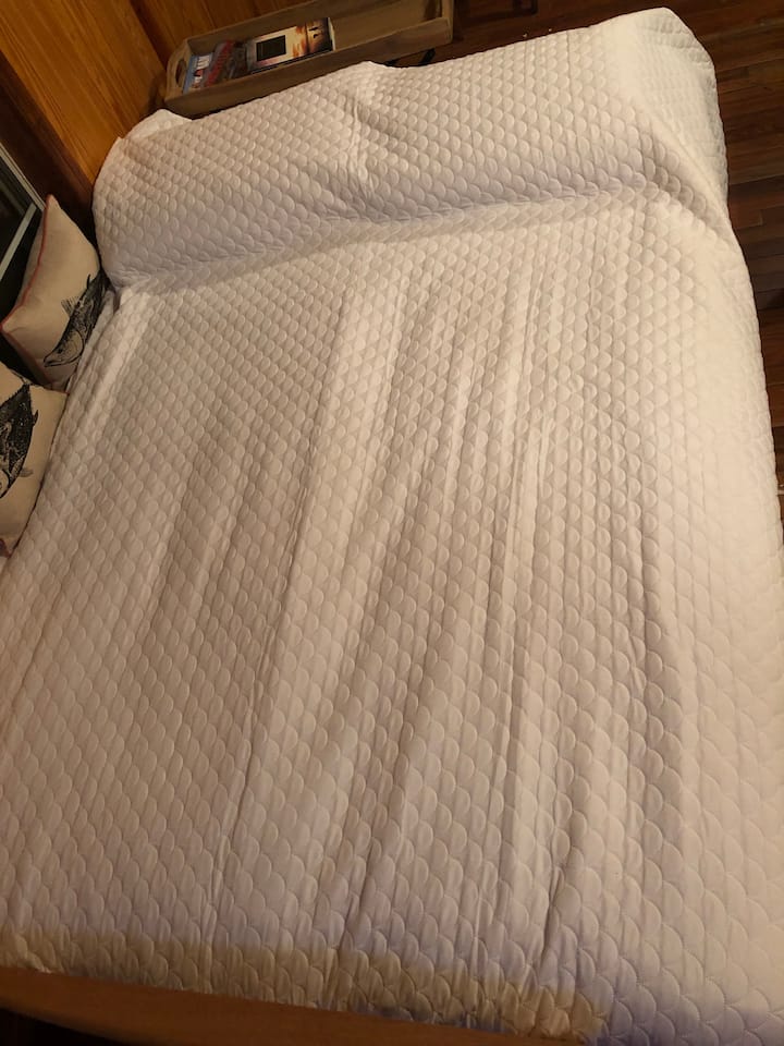 Rozkladacia pohovka otvorená a ustlaná posteľ 