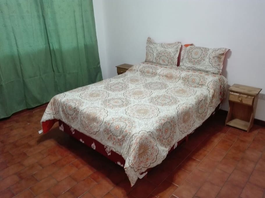 Dormitorio principal con somier de 2 plaza, sabanas y frazadas