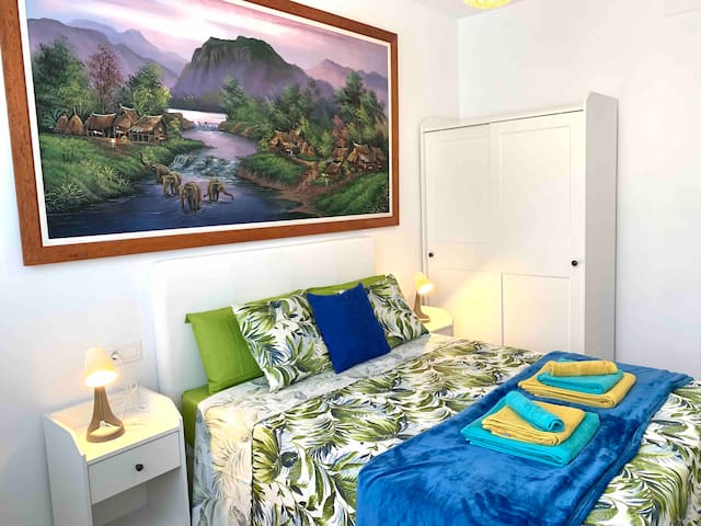 Spacious brand new apt@900mBeach