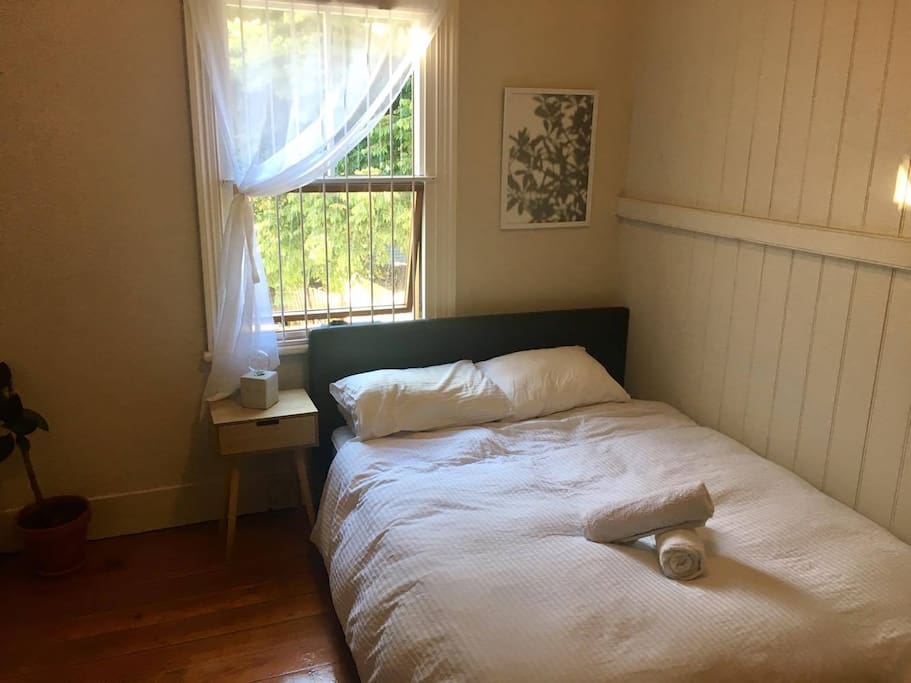 Comfortable queen size bed, with view of the garden (private)