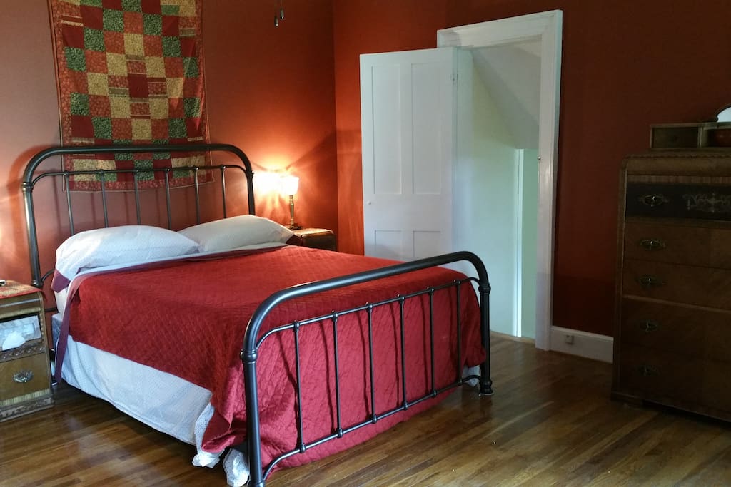 Red bed room
Queen
TV