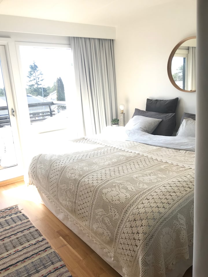 Hlavná spálňa s balkónom a šatníkom. Posteľ 210 cm.