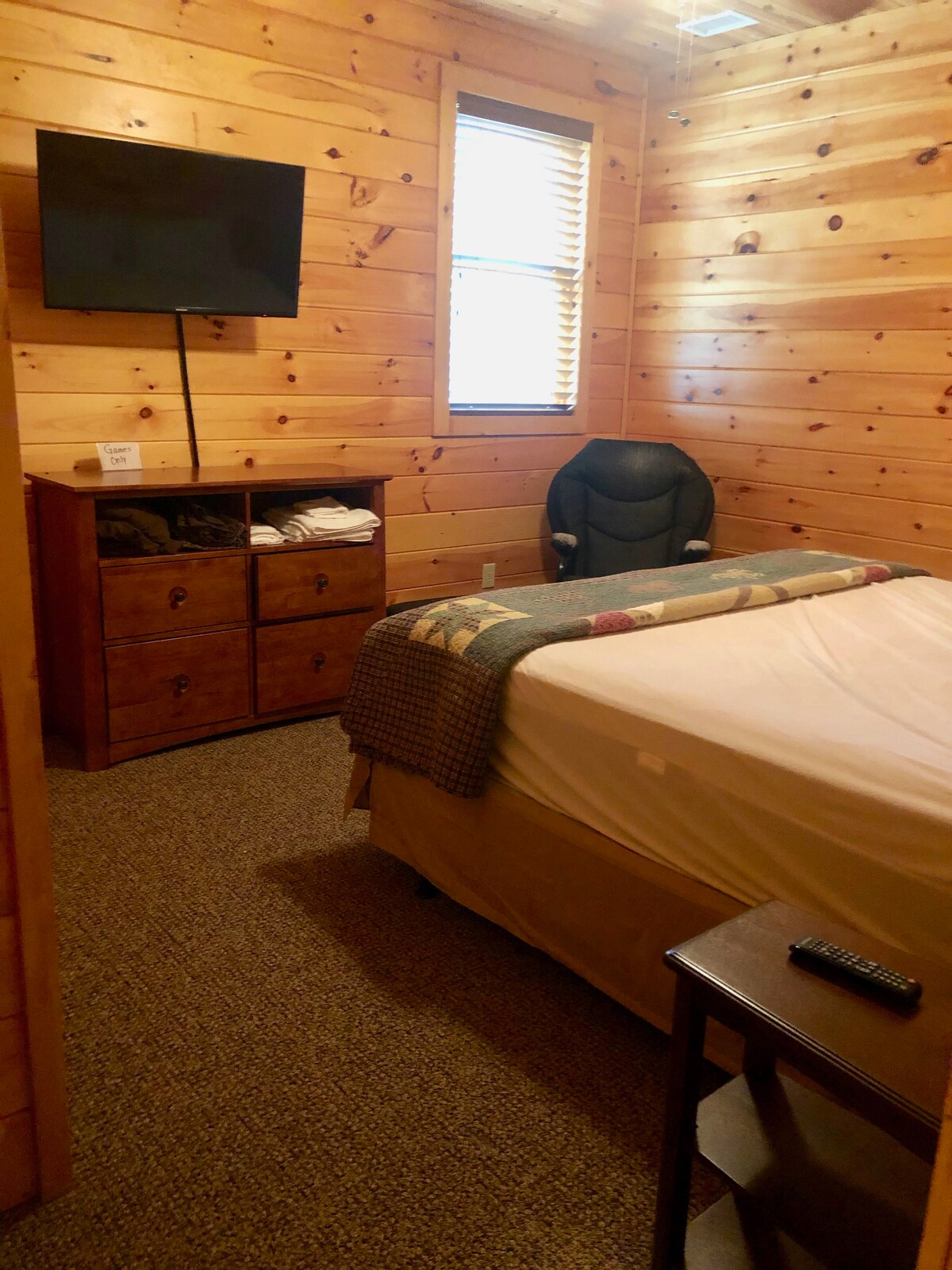 ห้องนอน #1 ทีวีชั้นล่าง
มีไว้สำหรับวิดีโอเกมเท่านั้น (หากคุณนำระบบมาด้วย)