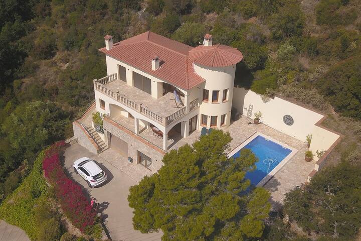 Fantastic Villa & Sea Views, 5 mins walk to beach gallery image 4