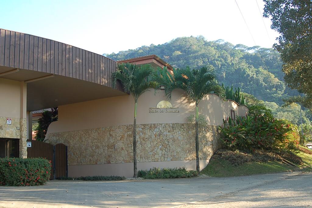Entrada al Condominio, caseta de seguridad.