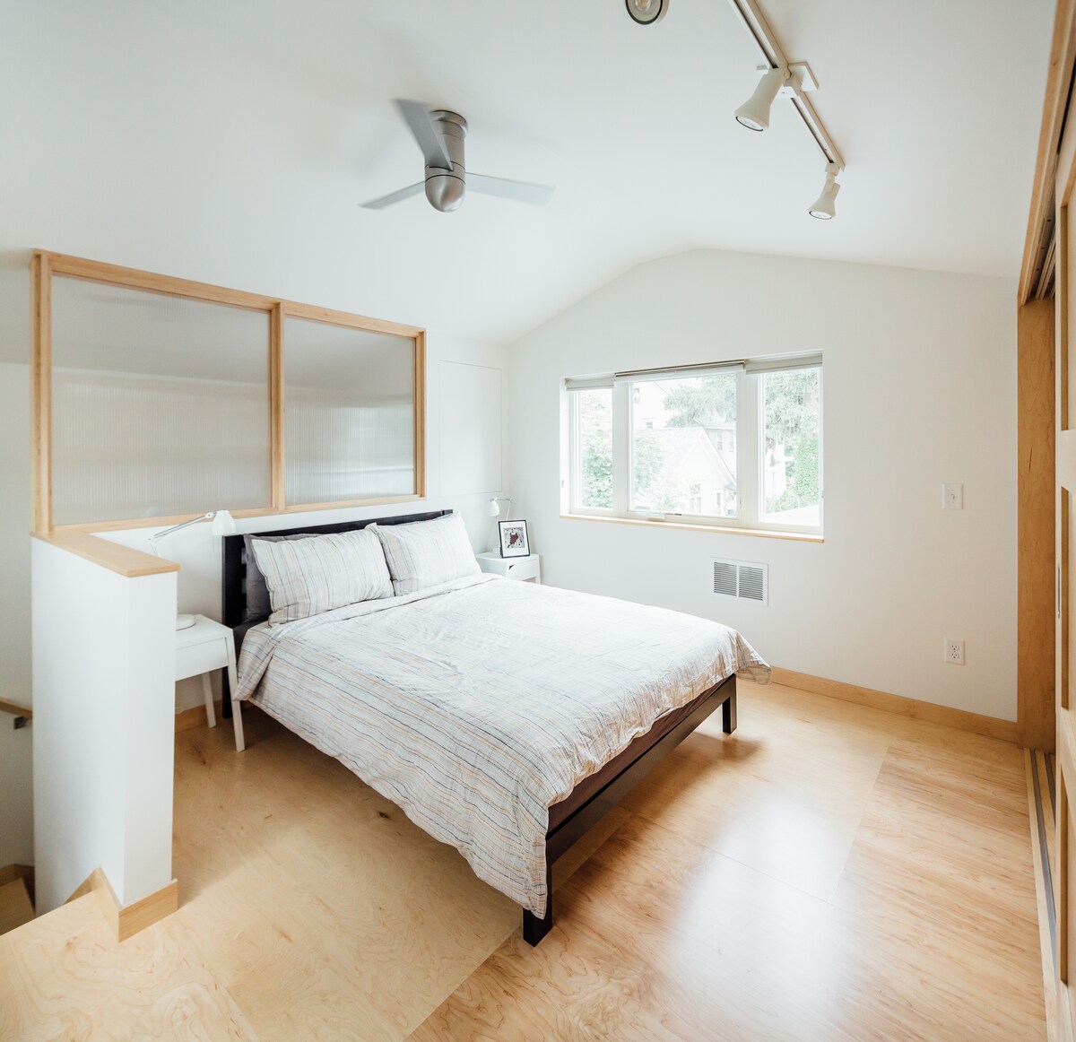 Spálňa na poschodí so stropným ventilátorom. Spálňa má prenosnú klimatizačnú jednotku pre väčšie pohodlie pri spaní.