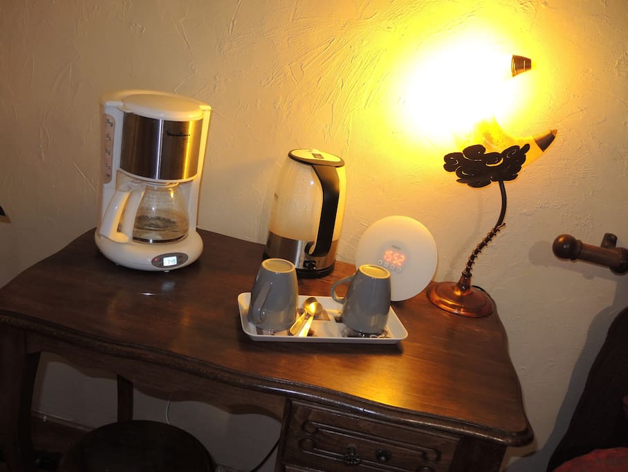 Thé, café, tisanes ... vous disposez dans la chambre d'une cafetière programmable et bouilloire.