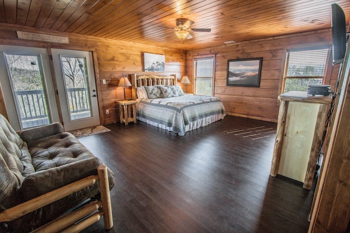 ¡El espacioso dormitorio principal del segundo piso cuenta con una cama tamaño king, futón de tamaño completo, bañera y ducha de hidromasaje separadas con baño privado y salida a la terraza superior privada!