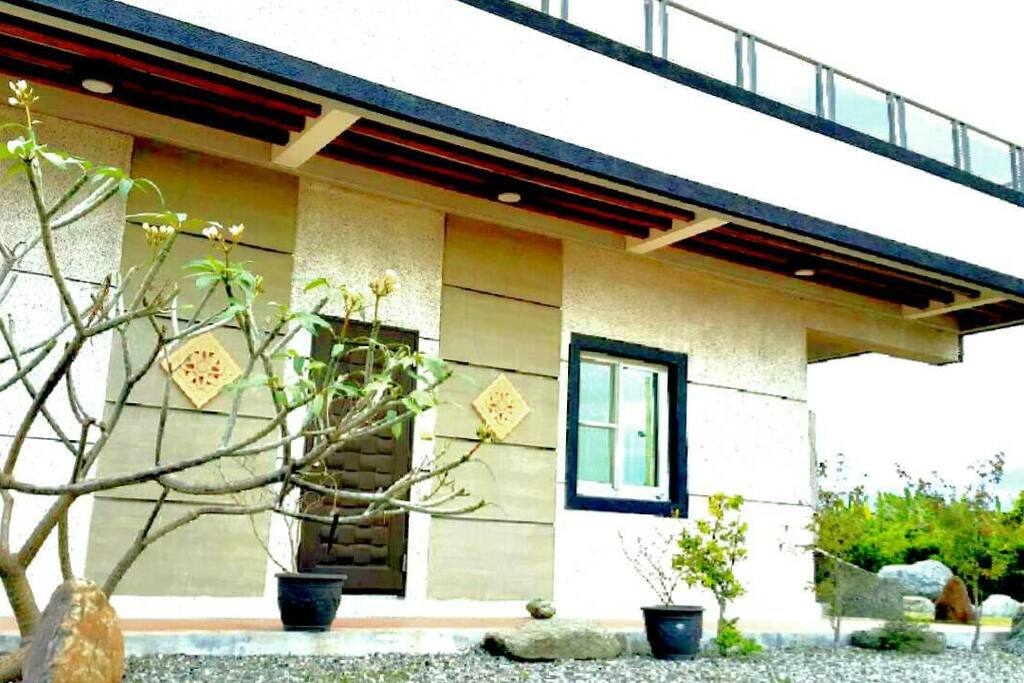 田中央外觀─觸手可及的雞蛋花兒,還有一望無際的田野及山景