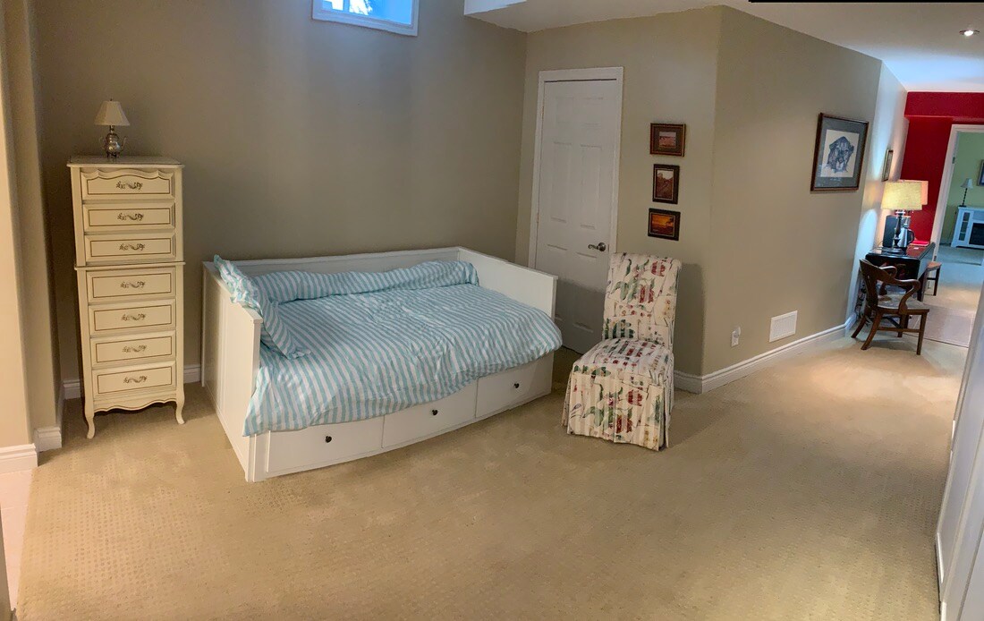 Priestor na posedenie alebo iná spálňa. Táto denná posteľ  sa rozprestiera na ubytovanie veľkosti Queen.