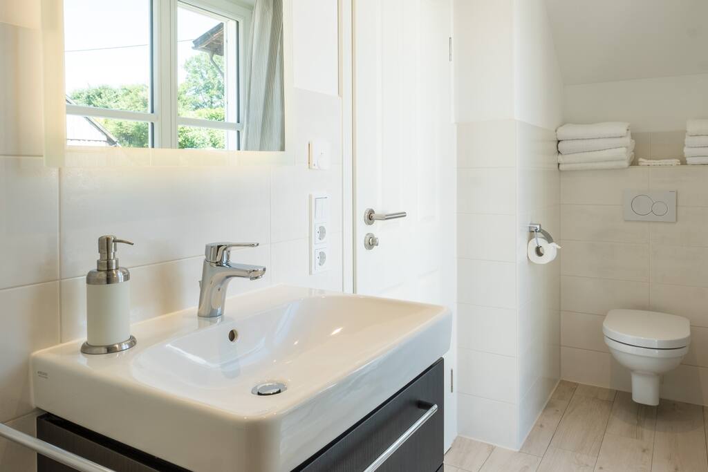 Modernes Badezimmer mit ebenerdiger Dusche, Fenster, Toilette, Fußbodenheizung