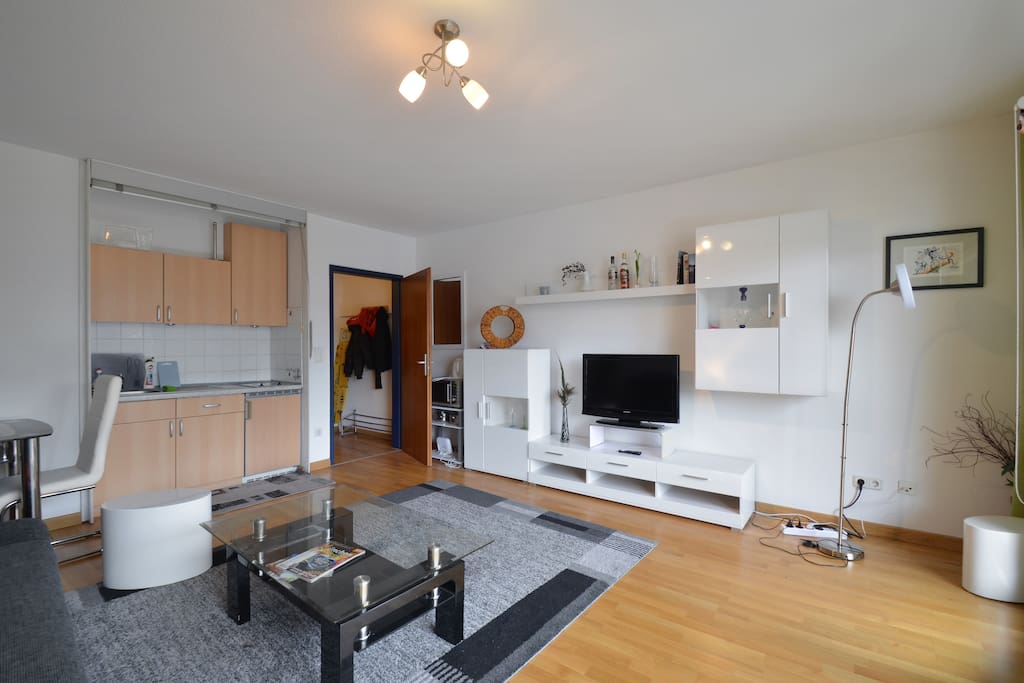 View to the kitchen and TV / Blick auf die Küche und den Fernseher